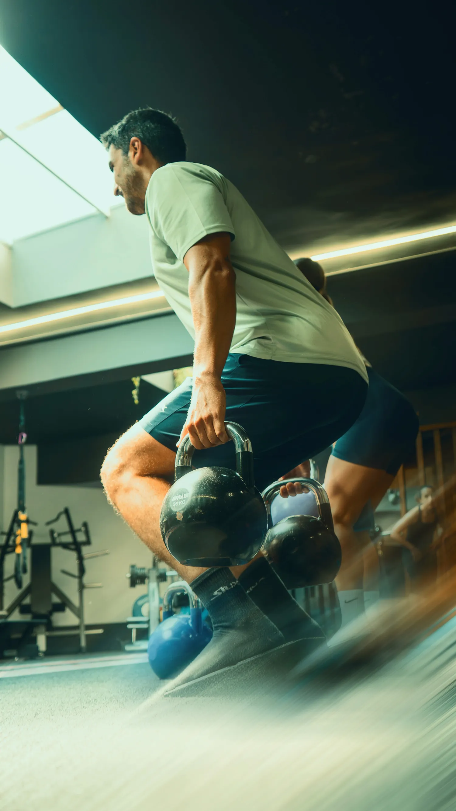 Hombre entrenando fuerza con kettlebells