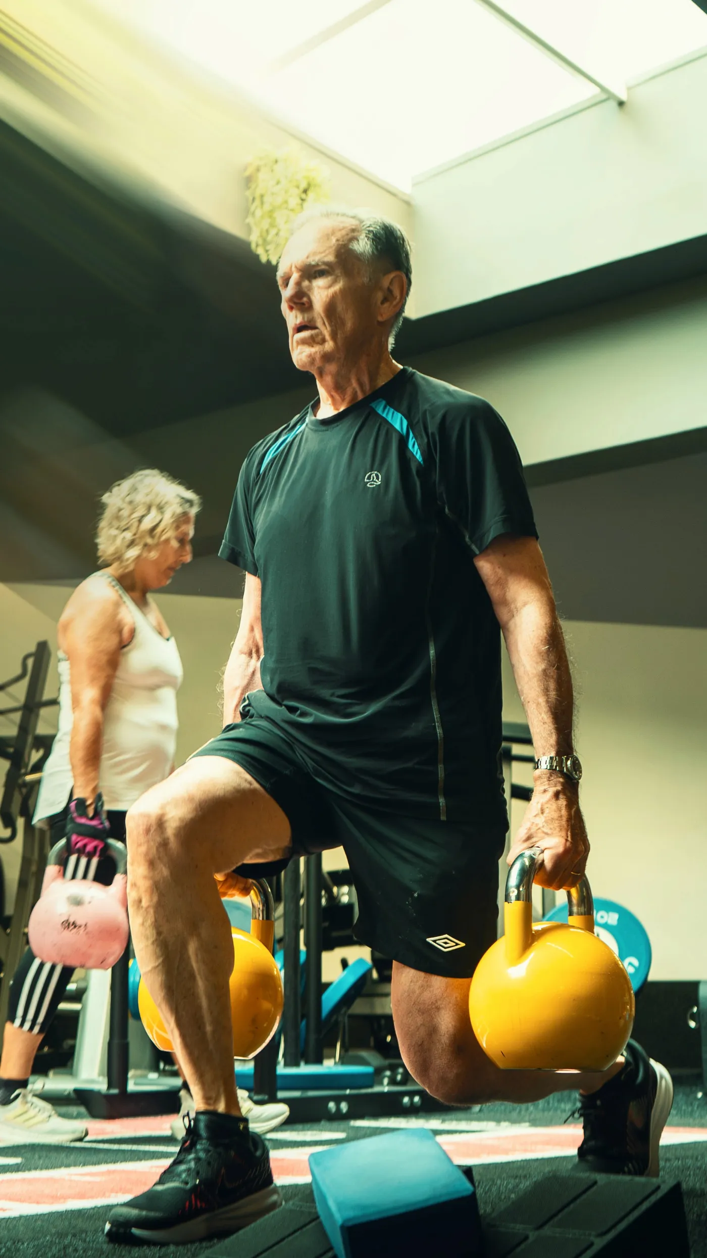 Sentadilla con kettlebell en sala