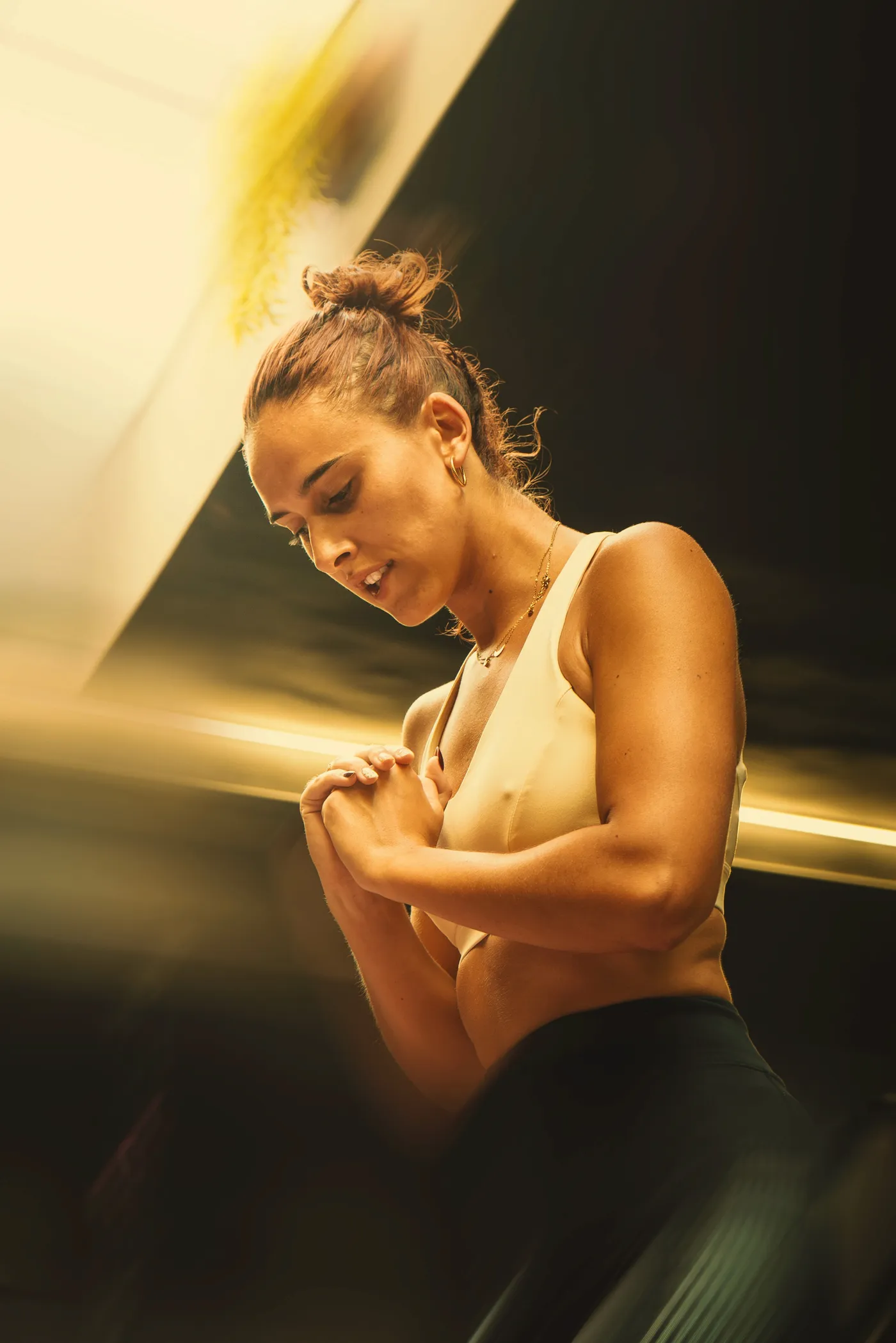Mujer recuperando el aliento tras entrenar